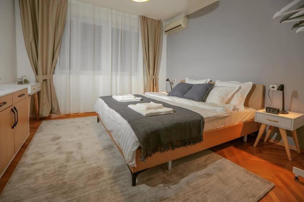 Mickitos Apartments At Macedonia Square Скоп'є Екстер'єр фото